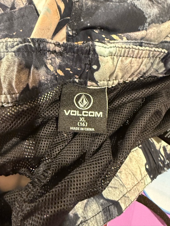 Volcom Boys Swim Trunks Size XL / 16 - Picture 2 of 3